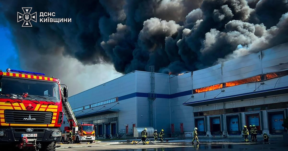 Frappes russes en Ukraine: un centre commercial touché, au moins 16 morts
