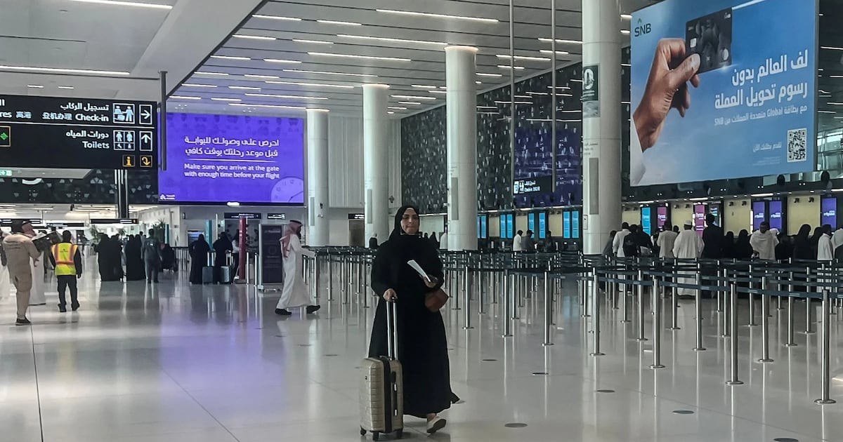 Riyad: explosions while airport reopens under Houthi threat